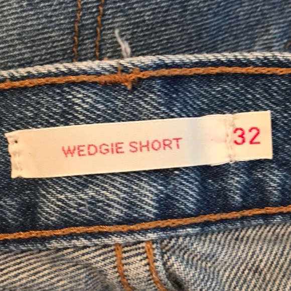 Levi’s Wedgie Fit Jean Cut-Offs Shorts - Picture 9 of 10